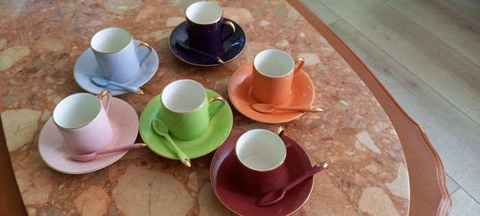 Tasses à café et soucoupes