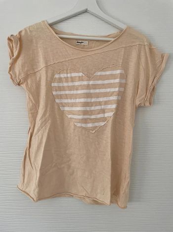 Haut t-shirt beige crème avec motifs coeurs rayures à manches courtes col rond