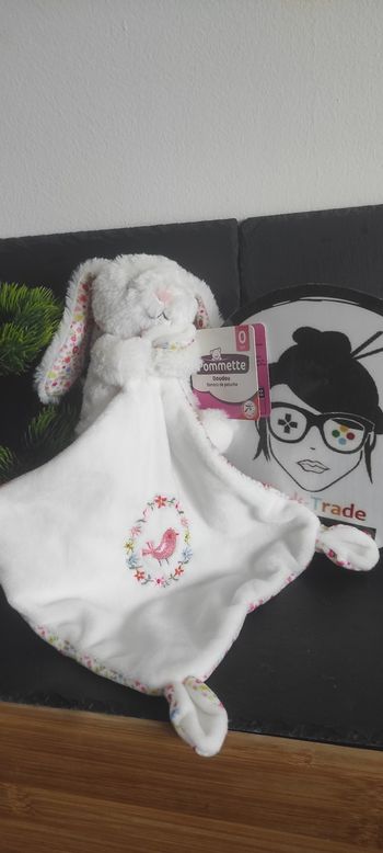 Doudou Lapin oiseau Mouchoir blanc rose Fleurs intermarché neuf Rond Pommette