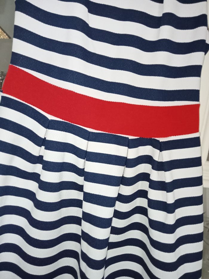 Petite robe marinière tricolore excellent état taille 6 ans 👗🍓 - photo numéro 2