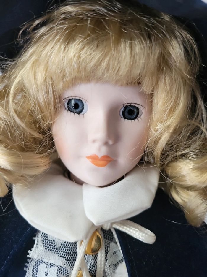Poupée en porcelaine - photo numéro 4