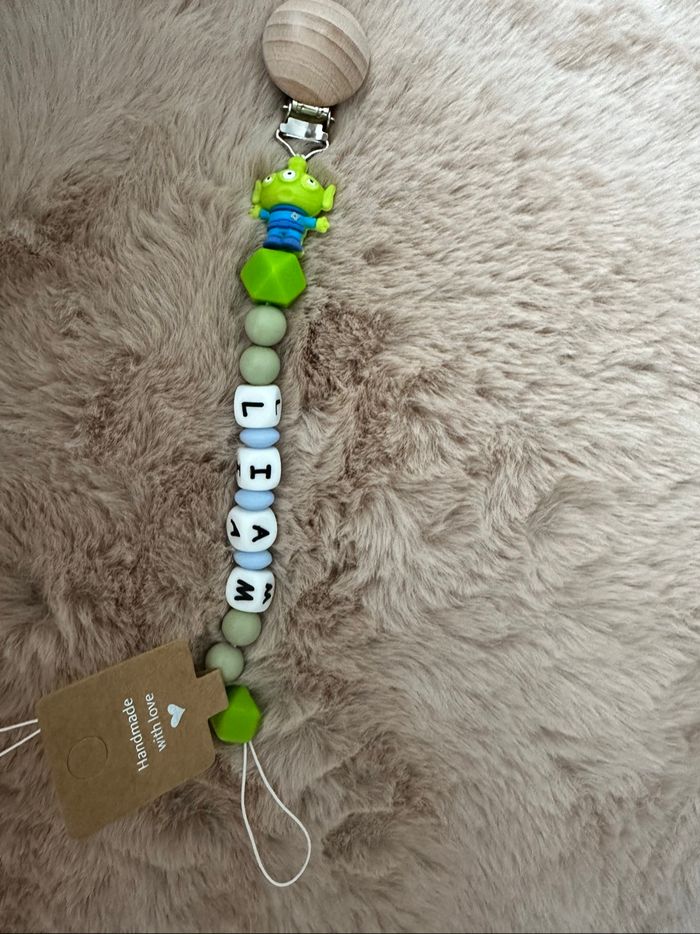 Attache tétine buzz