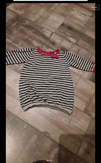 Pull a rayure avec noeud rouge