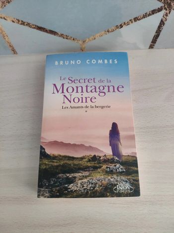 Livre poche les secrets de la montagne noire tome 1 les amants de la bergerie Bruno Combes