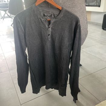 Fin pull Teddy smith