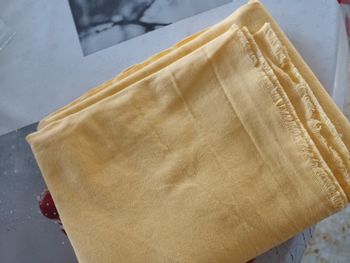 Morceau de tissu jaune 