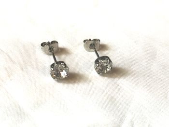 Boucles Oreilles Mini Petite Pierre Blanche Strass Socle Bijoux Argentés Fantaisies Femmes