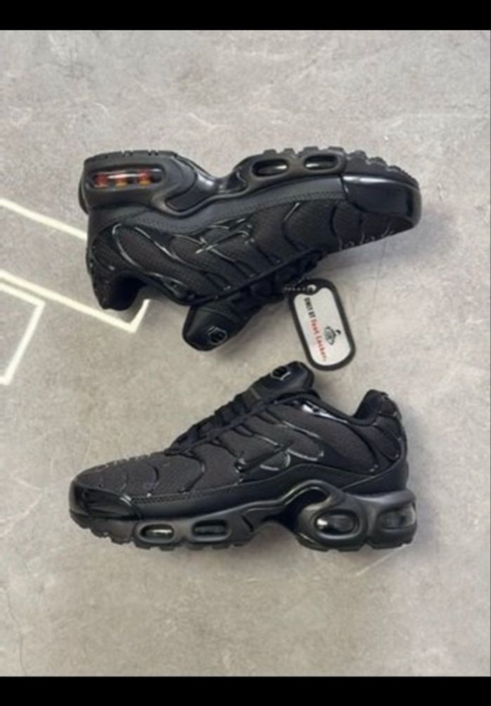 Nike tn enfants noir full black 34