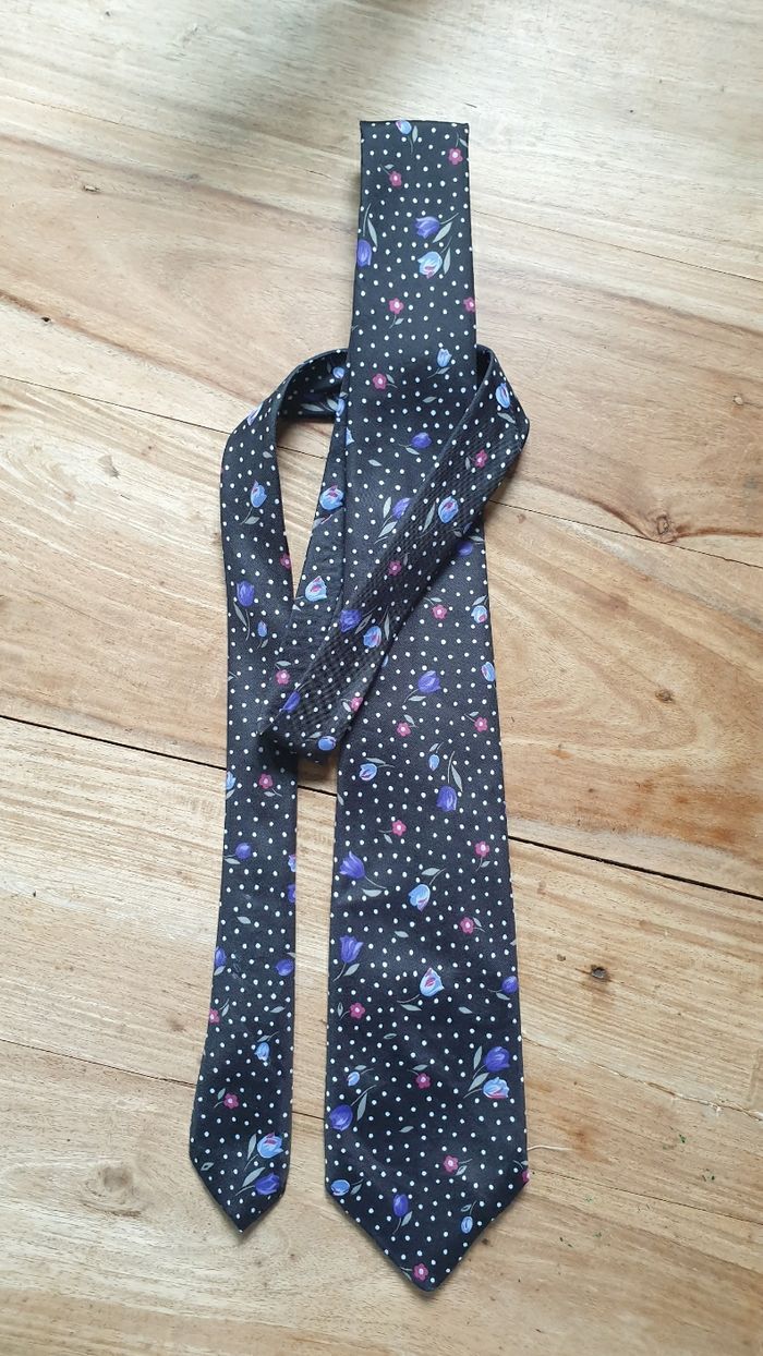 Cravate noire motif fleurs roses et violettes polyester