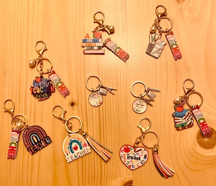 Porte-clé maîtresse pile de livres + pomme – Cadeau neuf fin d’année - photo numéro 2