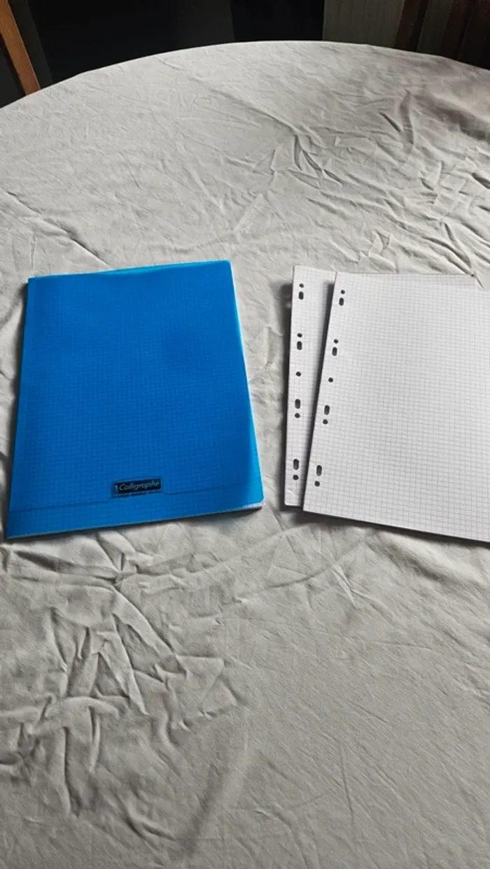 Lot fournitures scolaires - Cahier Clairefontaine + feuilles doubles petits carreaux