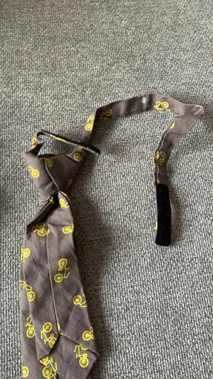 Cravate vélo enfant ~3 ans fermeture à scratch velcro - photo numéro 3