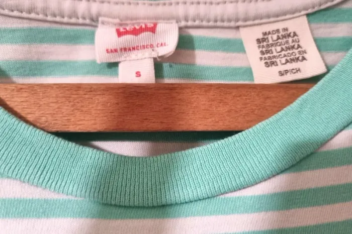 Impeccable t-shirt Levi's vintage ligné vert avec poche 100% coton T S - photo numéro 5