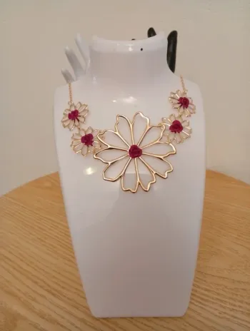 Solde 💝 Idée cadeau 🎁Collier fleurs dorée fantaisie élégance luxe