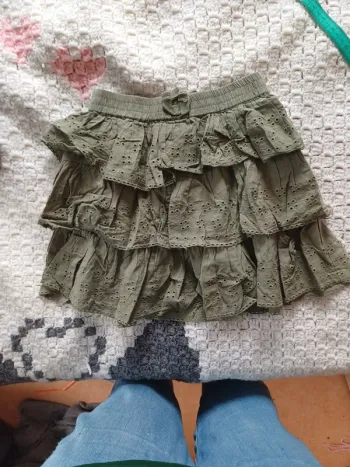 Jupe à volants et broderies