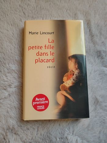 La petite fille dans le placard