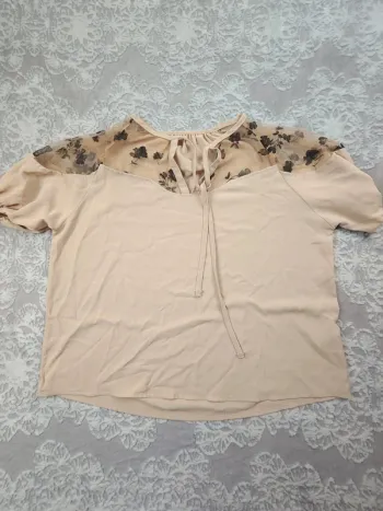 Haut femme beige avec empiècement fleuri