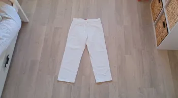Pantacourt blanc femme, taille 40, en très bon état.
