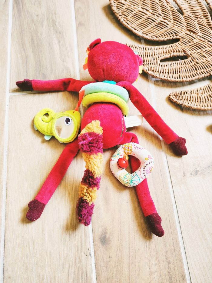 🦨Peluche doudou multi activités sensorielles Georges acti Lemurien marque Lilliputiens - photo numéro 4