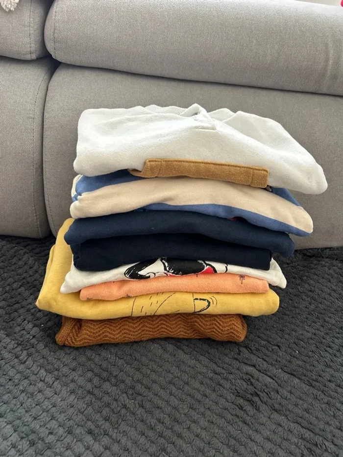 Lot 8 pulls bébé 9 mois – en bon état