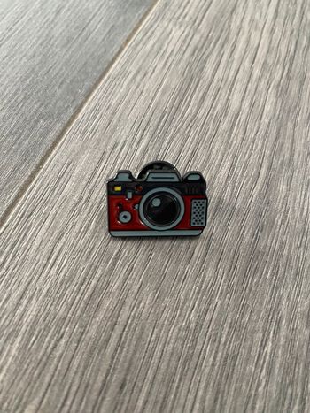 Pins appareil photo rouge