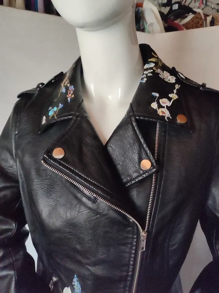 Perfecto noir avec broderies - photo numéro 3