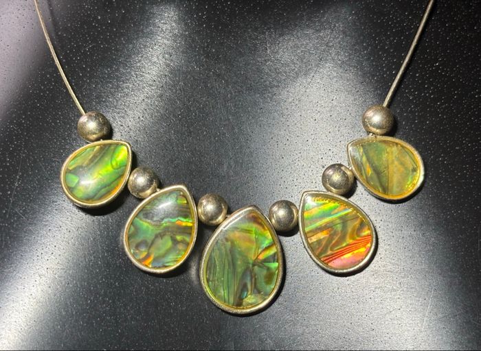 Collier argenté et vert en nacre d’ormeau – Éclat naturel 🌿✨ - photo numéro 3