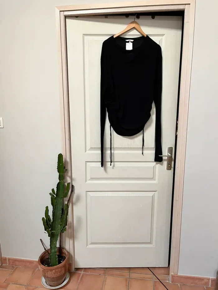 Top Neuf - noir et fin -Taille XL - se resserre sur les côtés avec des fronces et 2 cordes noires - photo numéro 5