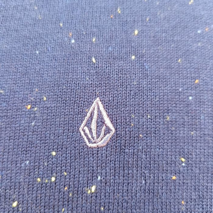 Pull légèrement col V Volcom Neuf taille S Bleu marine tacheté logo brodé Gris - photo numéro 3