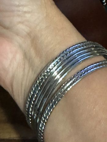 Bracelets 7 joncs  semainier acier inoxydable argent travaillés neufs et de qualité