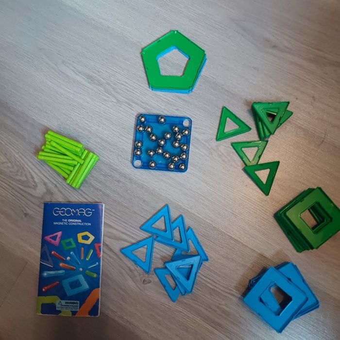 Geomag construction magnétique ensemble de 83 pièces (81 car manque 2 billes ) des 3 ans avec notice nombreux exemples