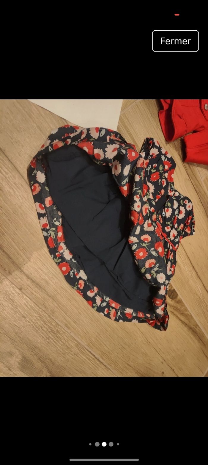 Lot 1 veste rouge + 1 robe à fleurs rouges doublé bleu marine 
Taile 3 mois 
Parfait état jamais portée - photo numéro 3
