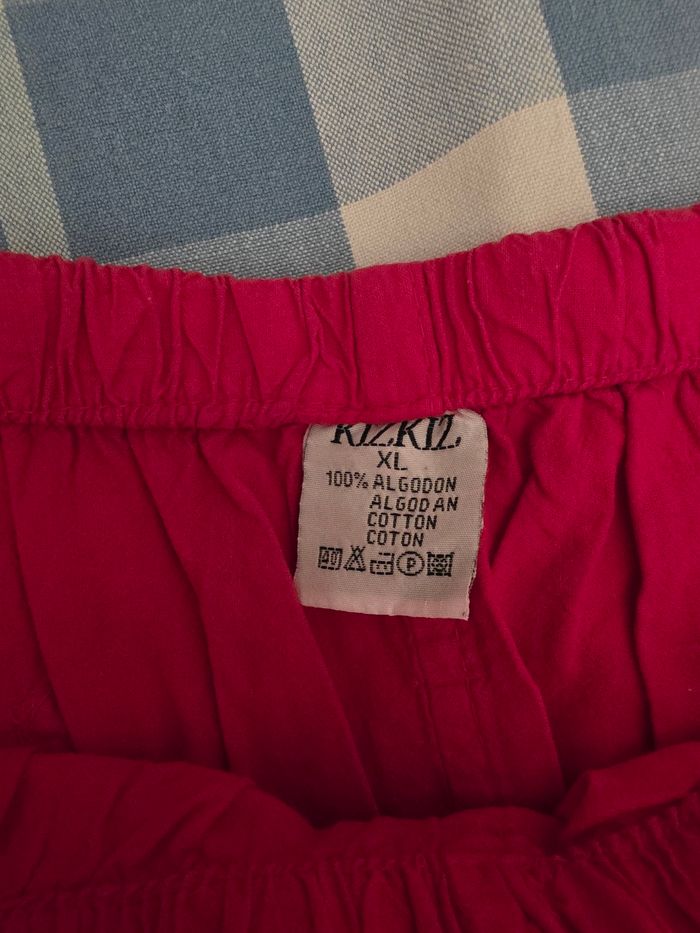 Short, rouge,en excellent état, en coton, longueur 42cm, largeur de taille 35cm élastique, largeur de cuisse 34cm, hauteur de taille 32cm, marque KizKiz =5€ - photo numéro 9
