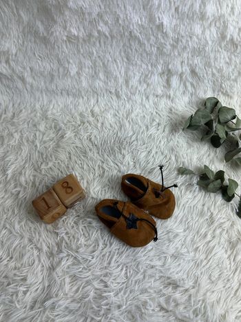 Paire de chaussons marron taille 18