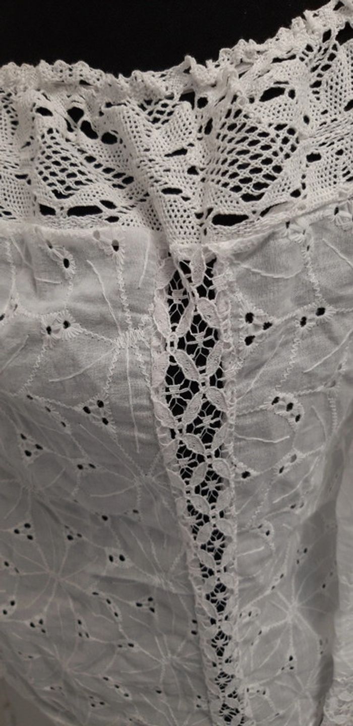 Très jolie blouse en broderie anglaise et dentelle col bateau / Bardot - photo numéro 5
