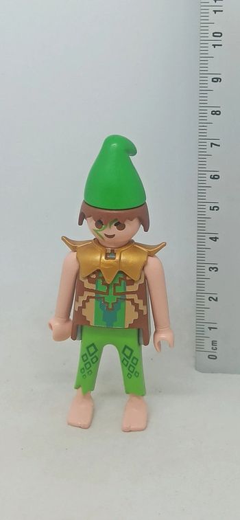 Homme guerrier avec chapeau vert playmobil
