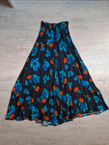 Jupe longue Maje Jipita taille 1 : XS ou petit S
Fond noir avec fleurs bleues et rouges