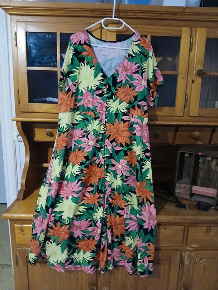 Robe longue fleurie boutonnée taille 52