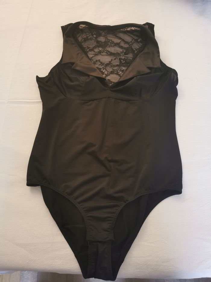 Body dentelle rougegorge