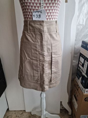Jupe, droite, beige, à fausse poches, en coton &elasthanne, en très très bon état, longueur 49cm