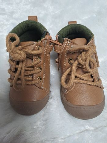 Bottines bébé taille 18✔ Fermeture éclair sur le côté + lacets décoratifs
✔ Semelle souple et antidérapante
✔ Faciles à enfiler
✔ Bon maintien de la cheville