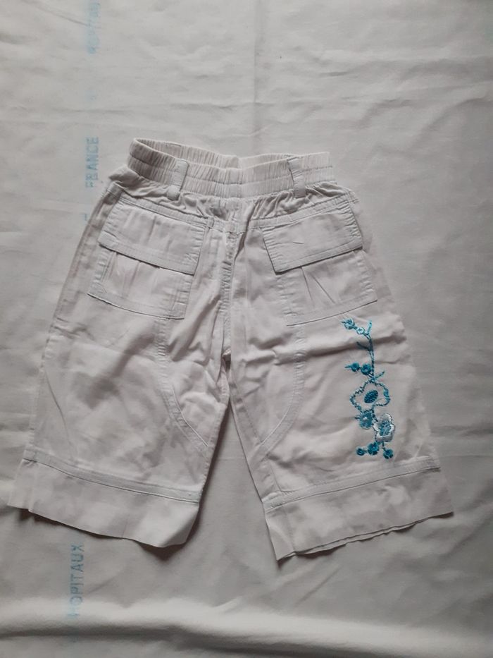 Pantalon blanc motif fleurs turquoise