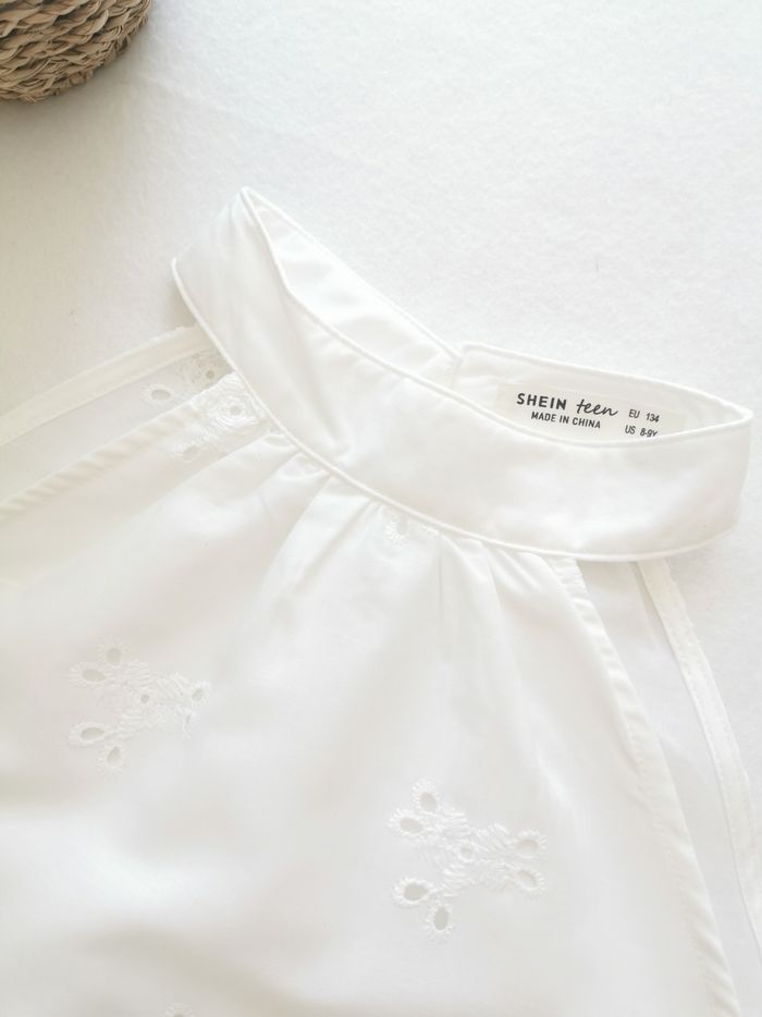Top blanc ras de cou à broderie anglaise Shein 8/9 Ans - photo numéro 4
