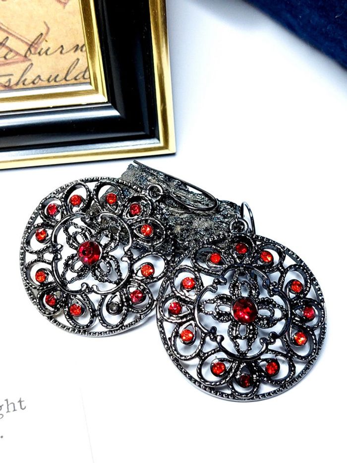 Boucles d'oreilles style vintage gothique - photo numéro 3