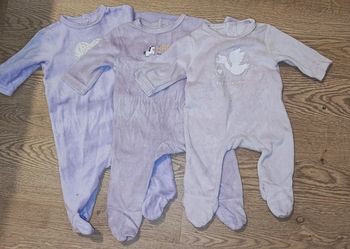 Lot 3 pyjamas en très bon état taille 0-1 mois