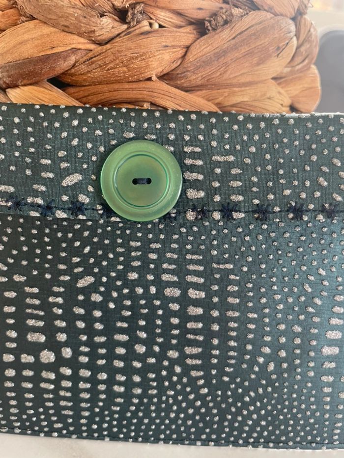 Jolie pochette similicuir vert avec reliefs neuve sac lunettes maquillage etc - photo numéro 10