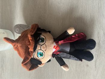 Peluche Harry Potter sorcier avec cape gryffondor