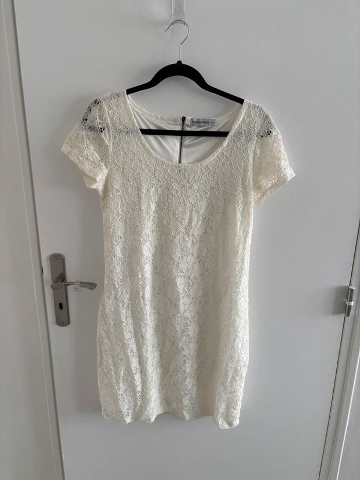 Robe blanche dentelle