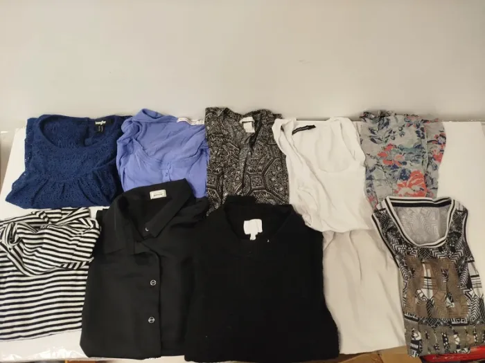 Lot de 10 t-shirts et top femme taille S à M – imprimés, basiques, manches courtes LOT012