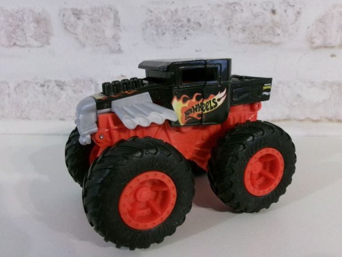 Monster trucks - Bone Shaker - Hot Wheels crash